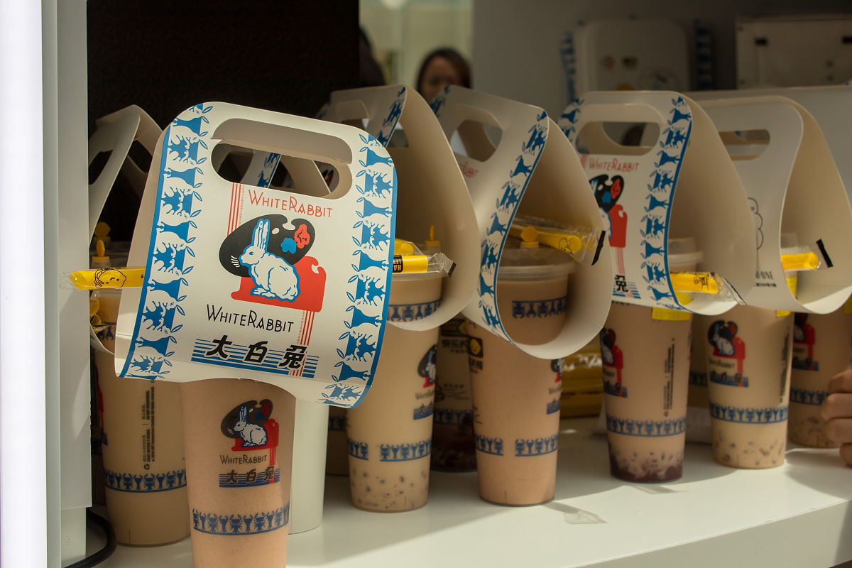 火遍全国的大白兔奶糖今年60岁了它的创始人是佛山人