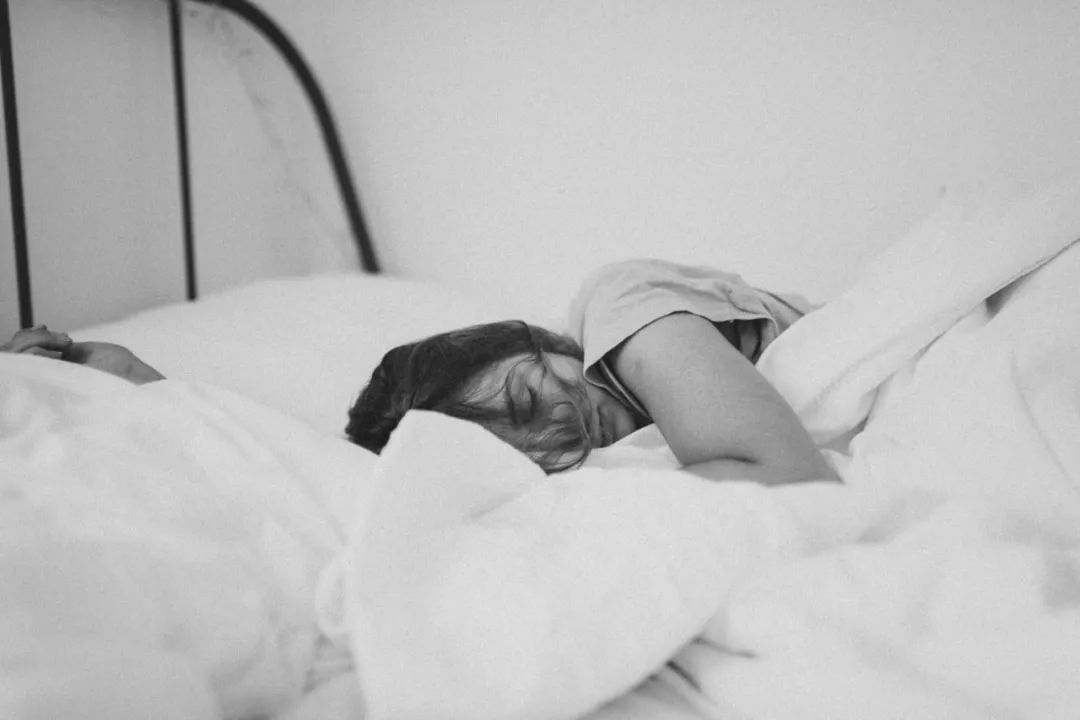 很多人在睡觉时,身体会自然蜷缩成婴儿状态,因为睡眠对他来说是安全的