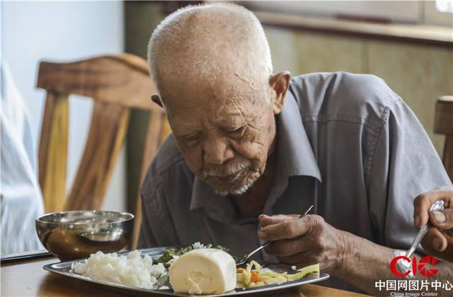 孤独老人吃饭照片图片