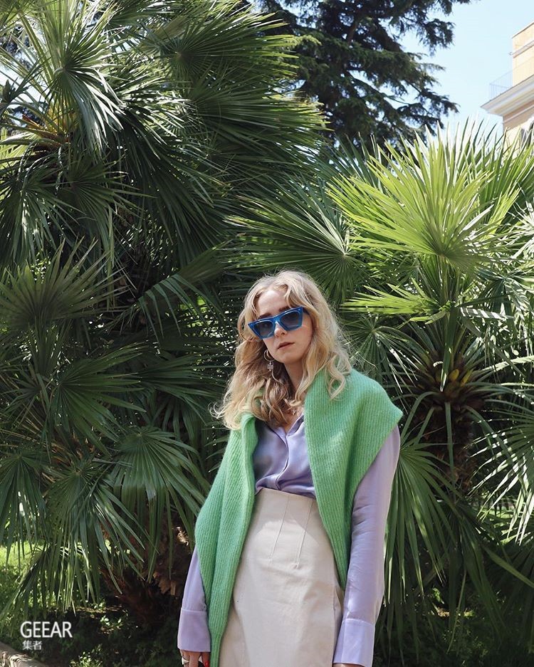 淡紫色的恤衫独特,搭上绿色毛衣添加柔和质感.