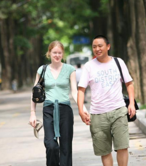 嫁到中国的4位洋媳妇不要票子身份和房车现在过的如何