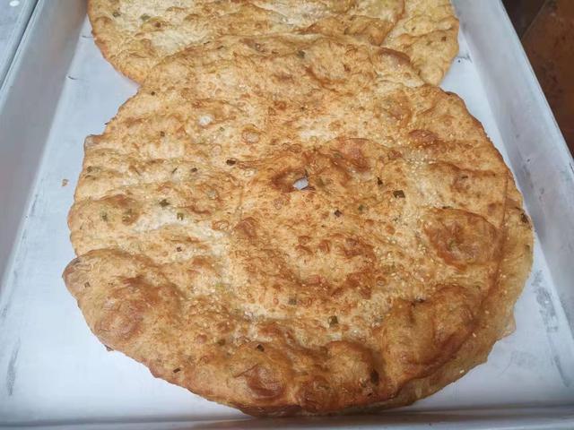 长沙网友微微醉抛出此图,我认为这是走饼,而剁饼要厚得多,要用木屑烧.