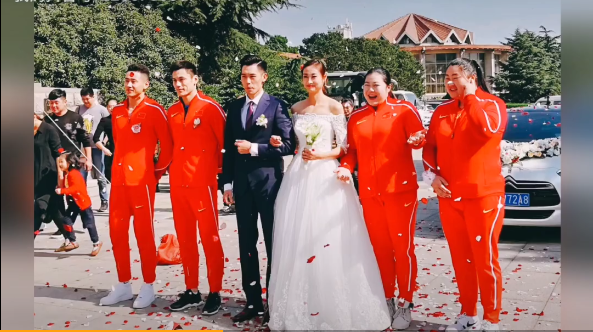 晒出了与丈夫杨雁盛的幸福结婚照,两人皆为国家队撑杆跳选手,因从事同