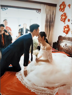 田径女神李玲七夕撒狗粮晒出与丈夫甜蜜结婚照祝大家找到至爱