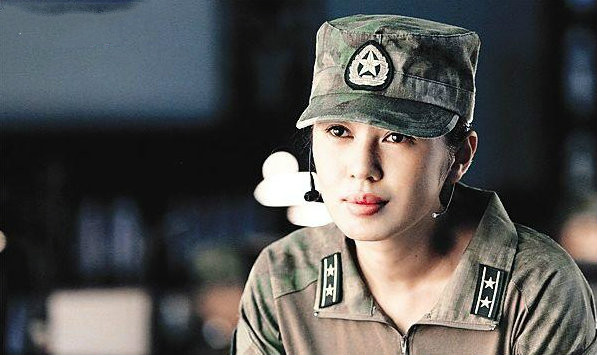 战狼余男也性感吊带裙大秀好身材美得不像41岁