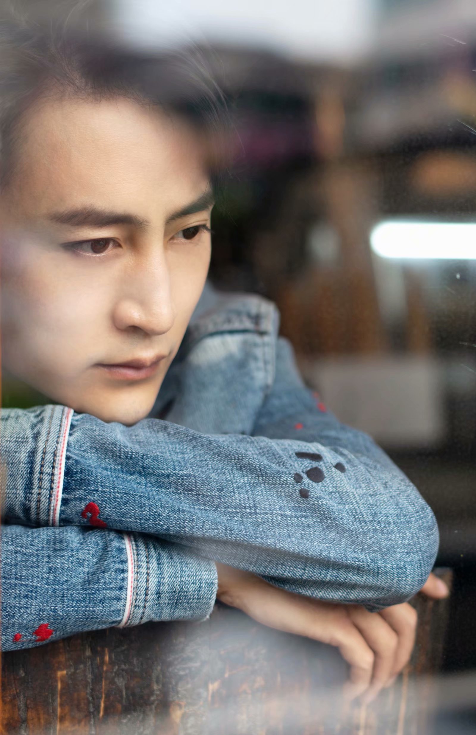 朱荣荣复古写真国民哥哥范十足,治愈系暖男优雅帅气