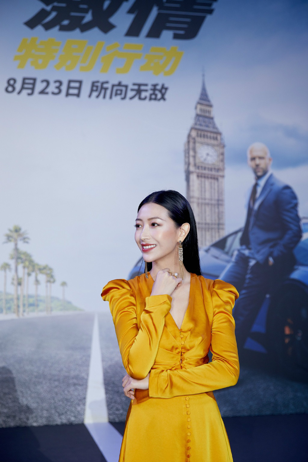 主持人温雅产后现身,一袭礼服秀171cm超模身材,哪像刚生娃3个月