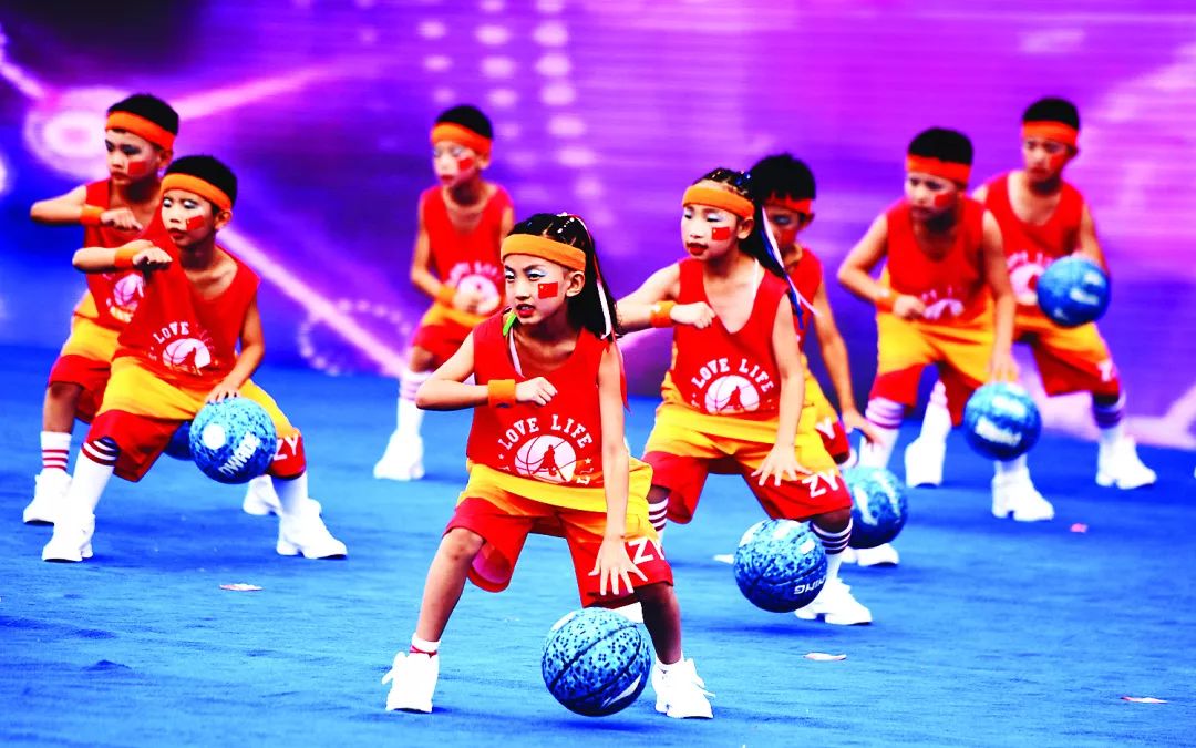 8月5日上午,小店区火炬传递仪式上的儿童花式篮球表演