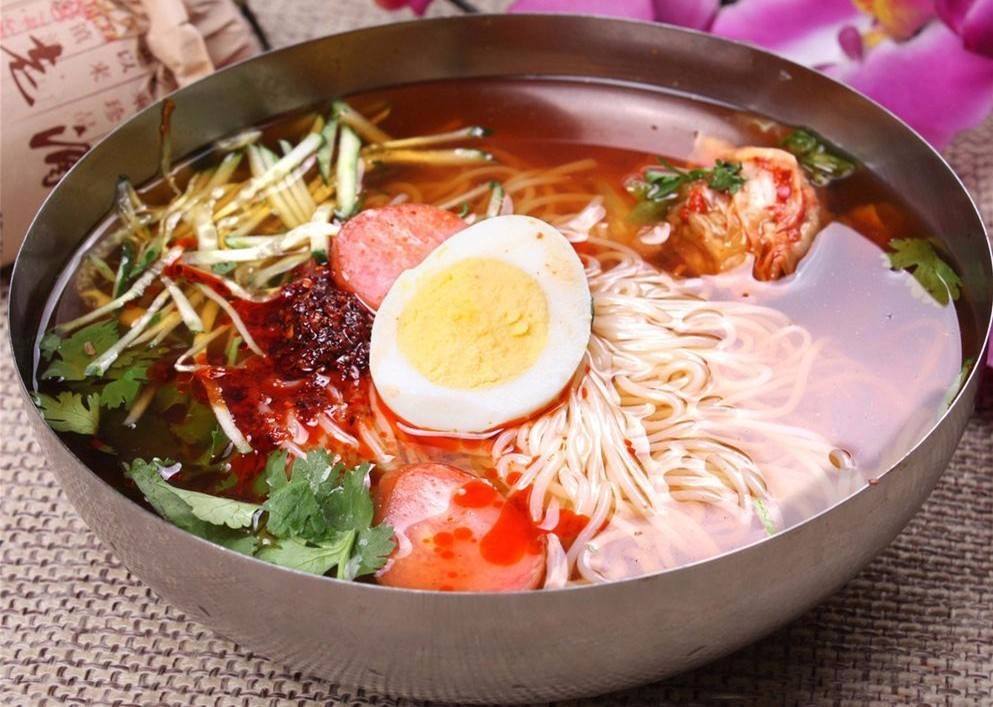 不管怎么说夏天到了有什么能比吃一碗冰冰凉的冷面清爽的呢