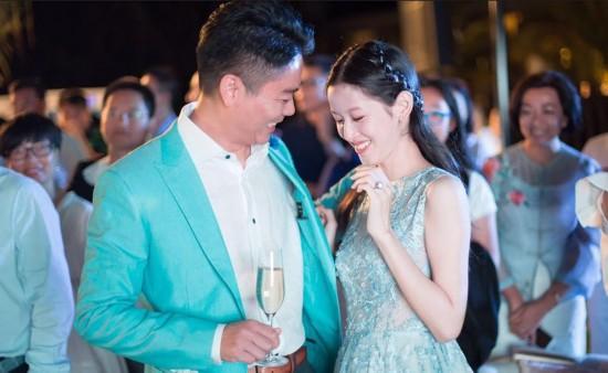 章泽天刘强东婚礼现场,奶茶妹妹唯美甜笑