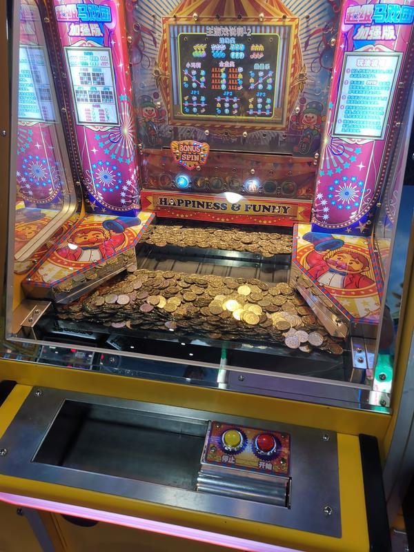 儿童游乐场内惊现推币机家长这是在变相教孩子赌博