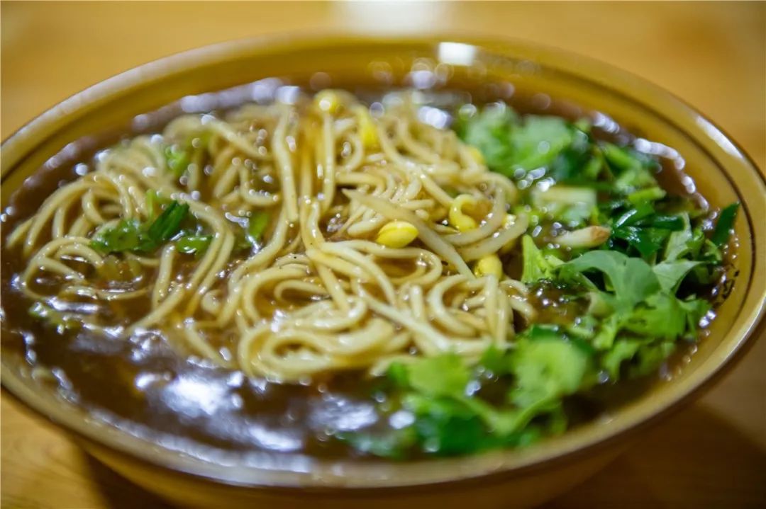 看着商家慢慢的卸下老旧的木板门,尝一碗咸香的张飞牛肉面,这是阆中