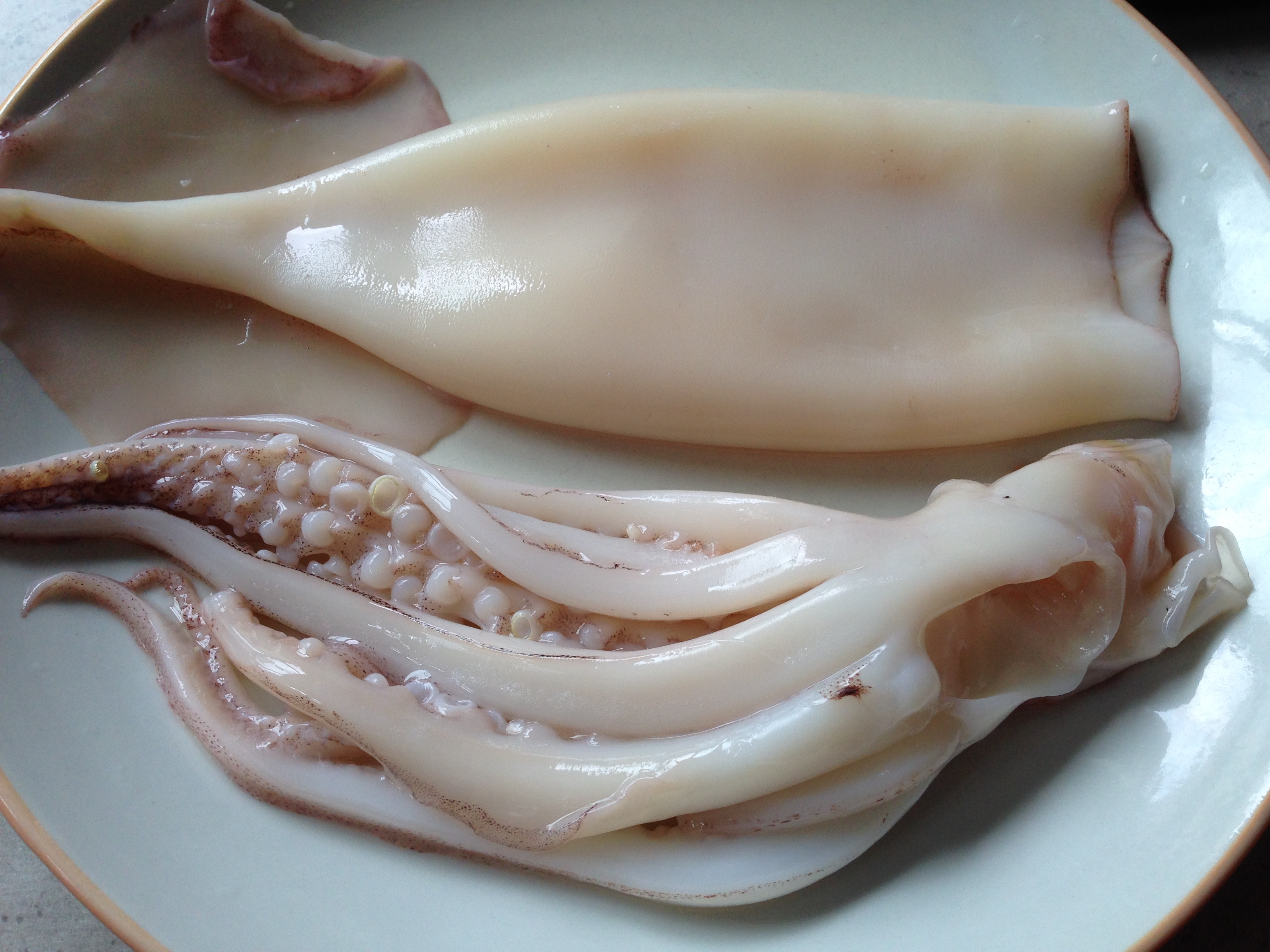 烹饪步骤 步骤1 鱿鱼解冻,先去掉内脏,再把鱿鱼身上和鱿鱼须上的鱼皮