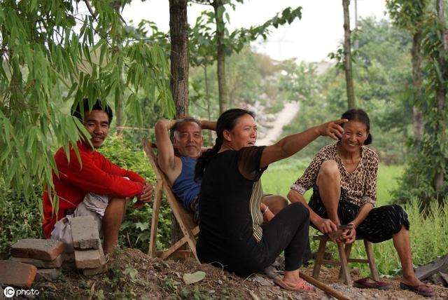 农村三兄弟身强力壮每天却坐村头聊天成为村里贫困户