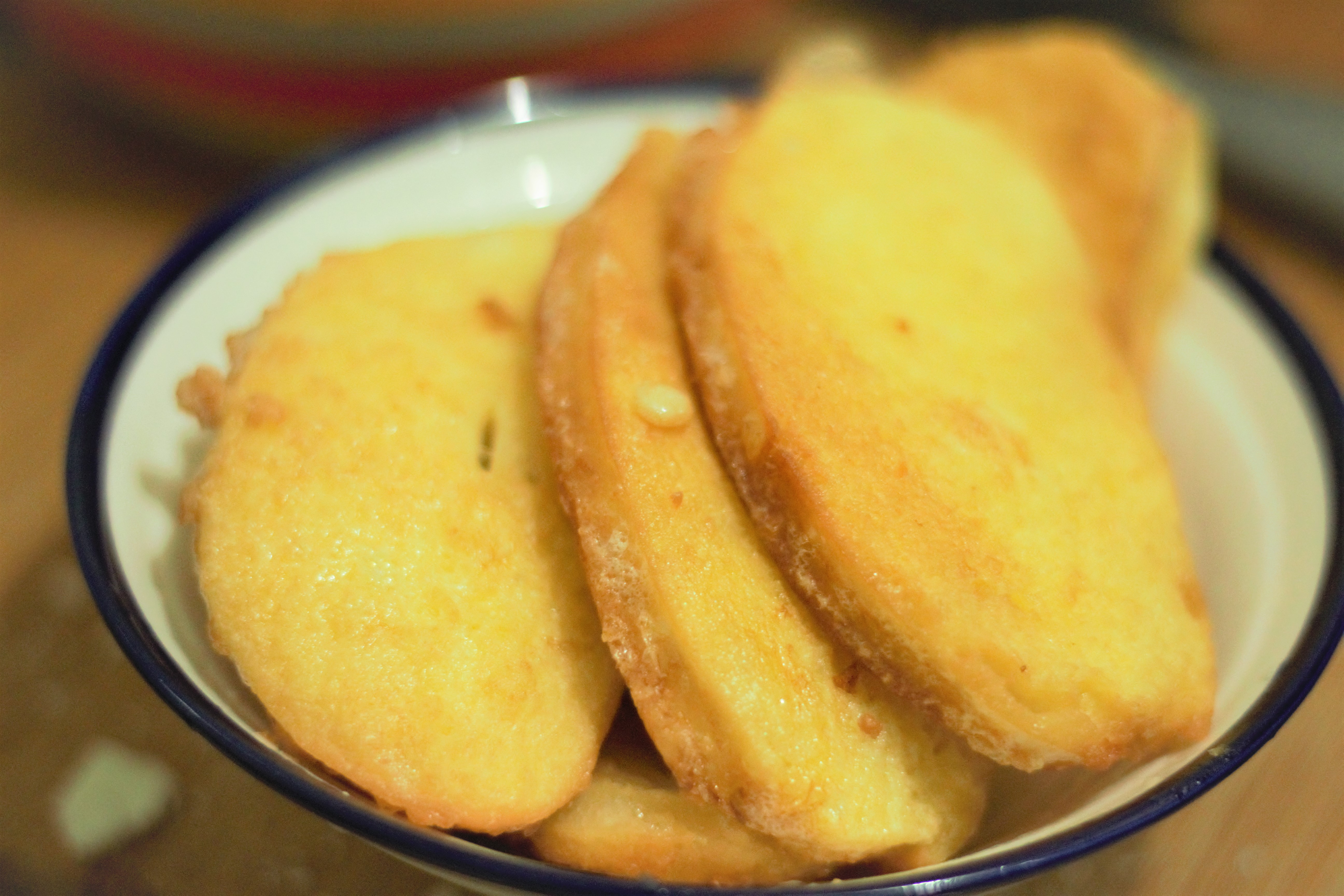 步骤四,小火煎炸馒头片,待一面颜色微黄,翻面,多翻几次,待两面金黄后