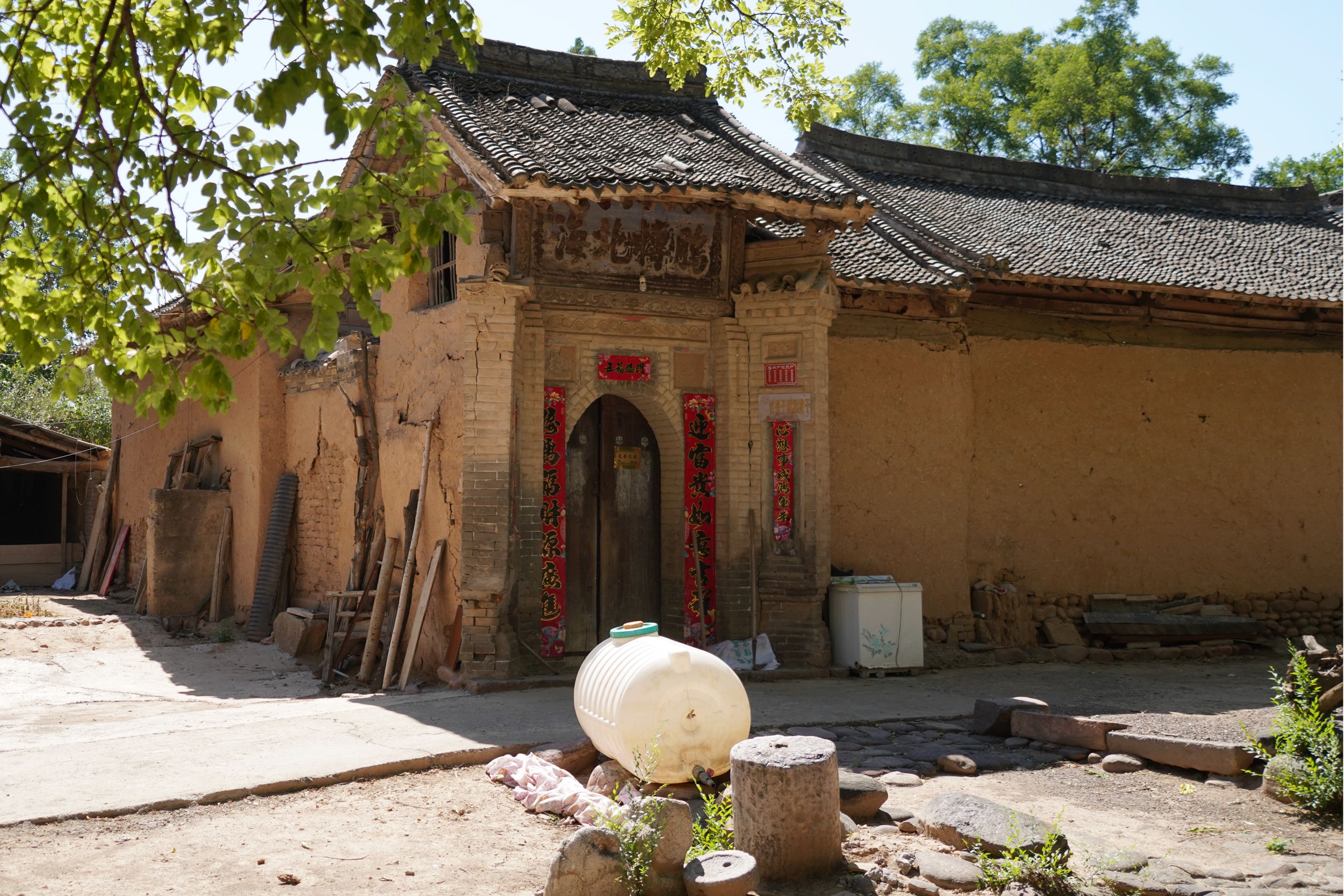大山采风发现1座200多年老宅,主人说价格合适就卖,比毁在手强
