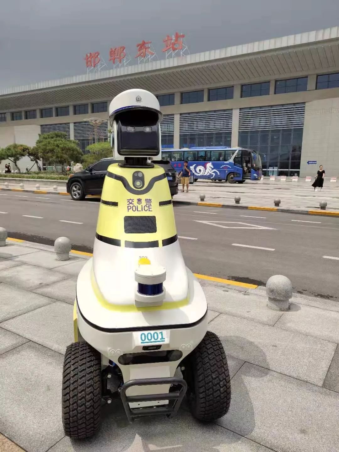 开启中国人工智能交管的新起点邯郸机器人交警上岗了
