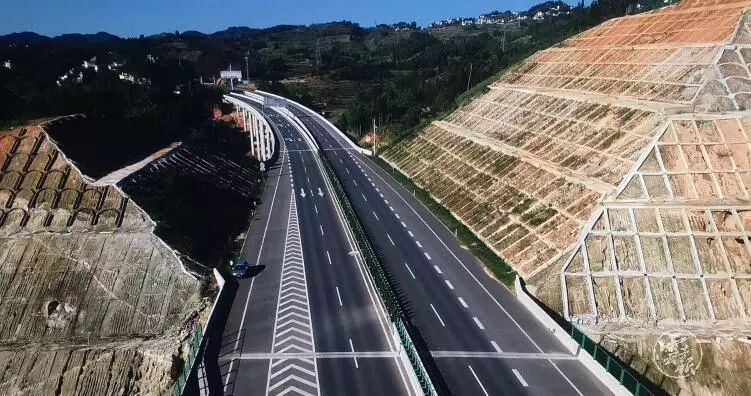 10條(段)高速公路和鳳慶,永德2個機場建設,抓緊孟定等4個機場前期工作