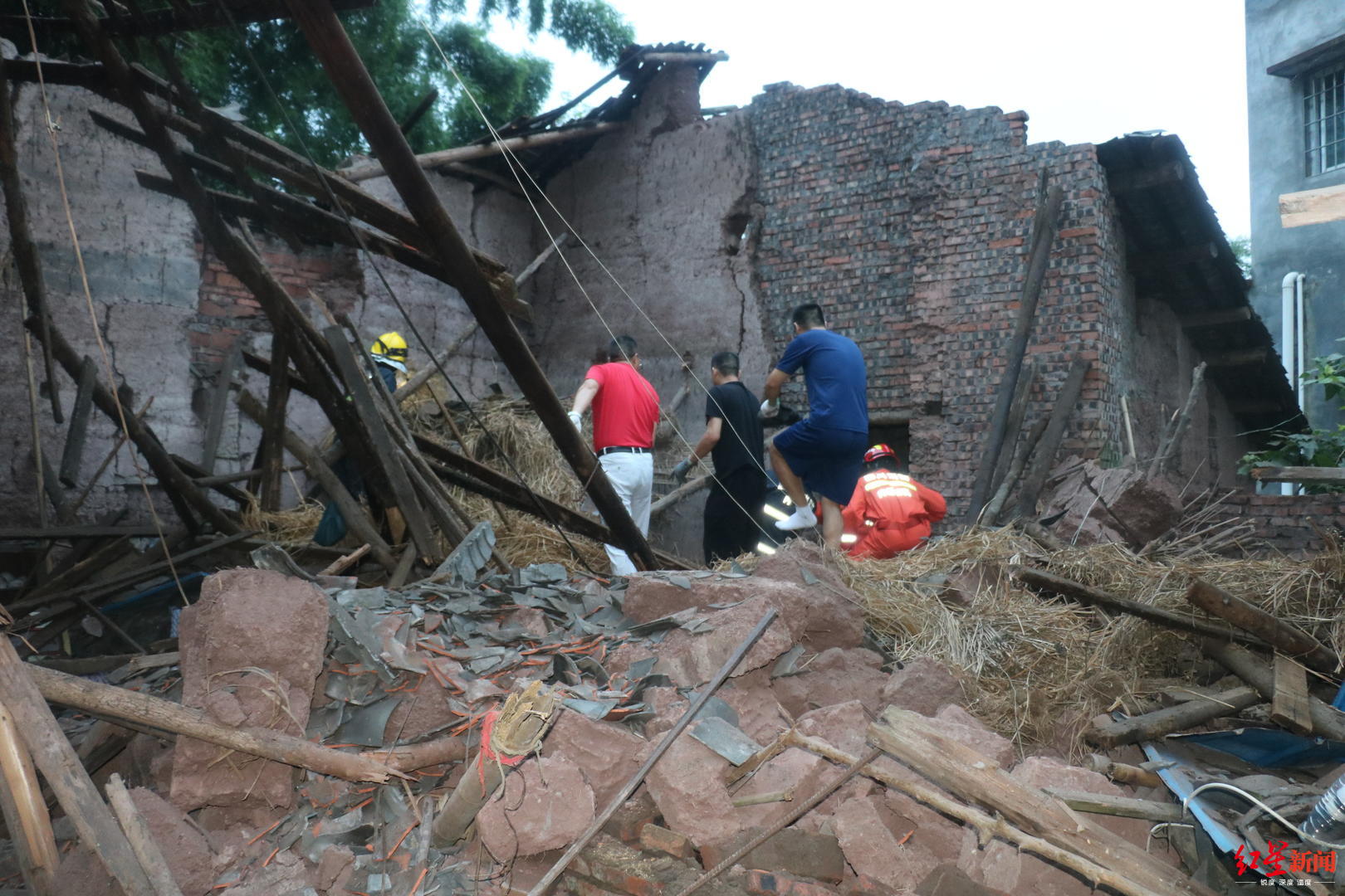 四川隆昌一民房房顶坍塌老人被困 10多分钟被成功救出