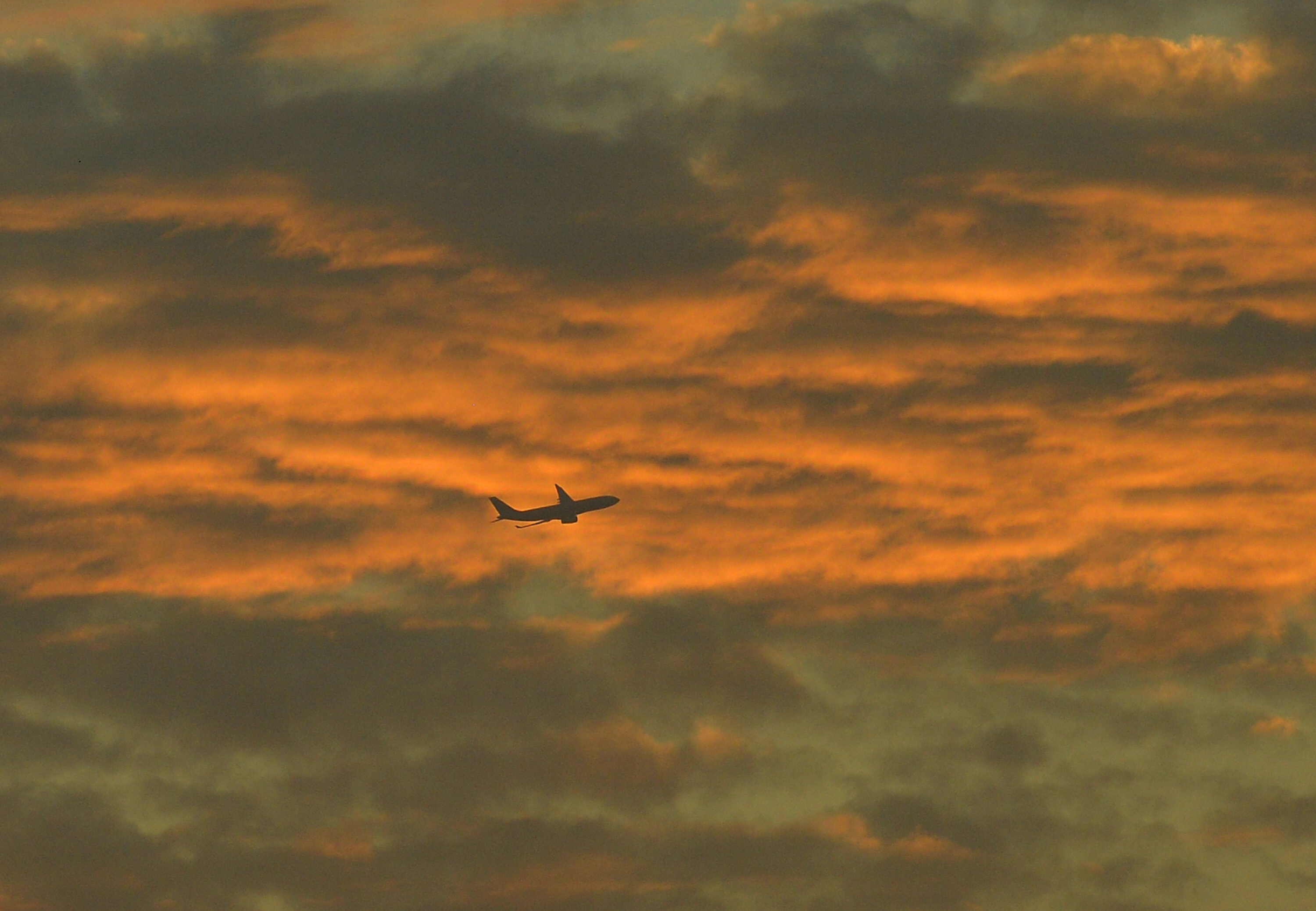 图集|晚霞中的成都 飞机划过长空