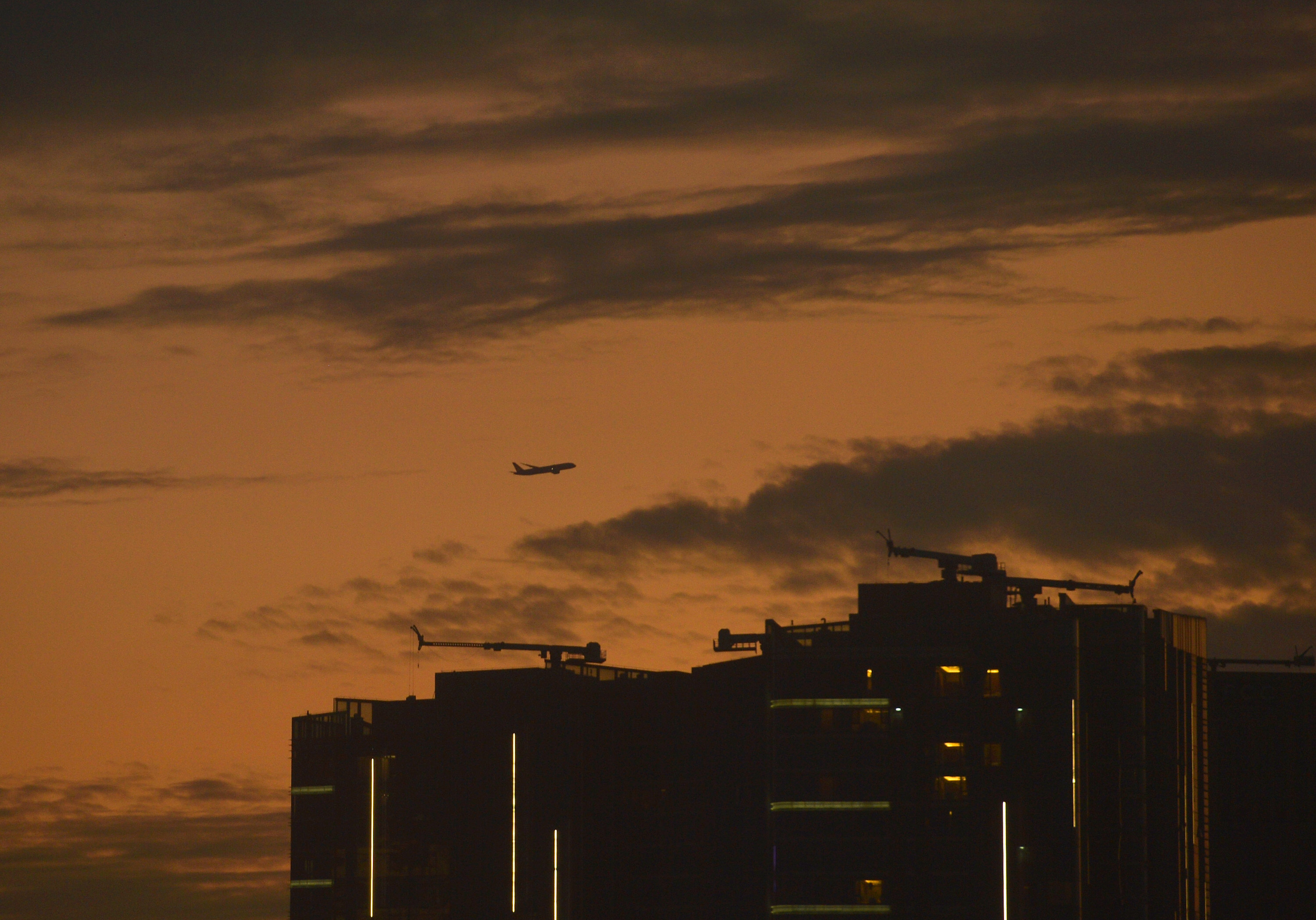 图集|晚霞中的成都 飞机划过长空