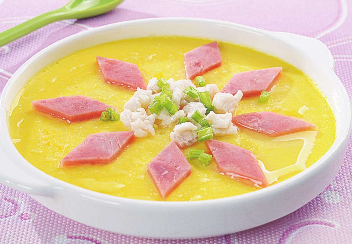 准备材料:鸡蛋4个,火腿肉150克,鱼肉50克,盐4克,葱10克,植物油50克