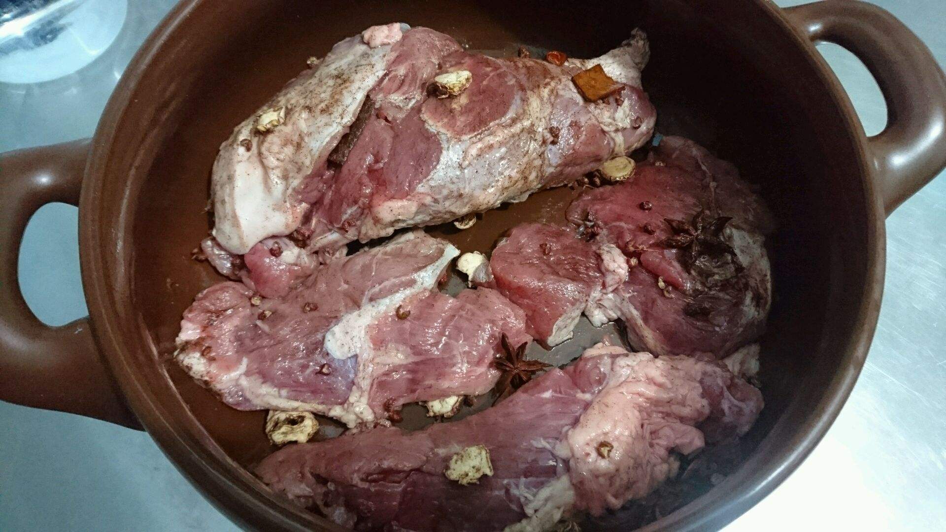 牛腱子肉表面一层油是否去掉大厨必须去掉煮熟与破抹布一样