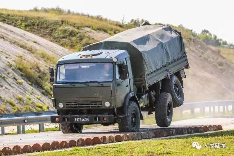 抢先看!"汽车能手"玩转19米长俄式重装备运输车