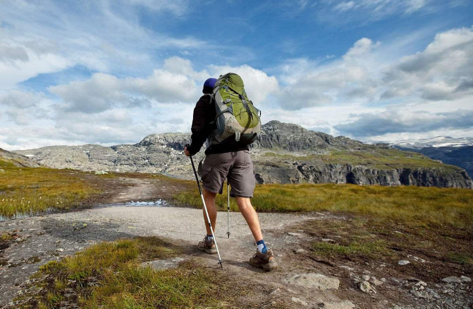 外国人旅游背背包中国人出门用旅行箱到底哪种更好