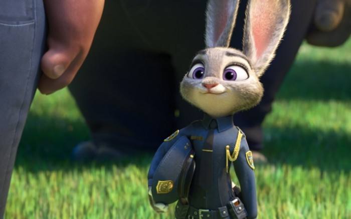 《沉默的羔羊》里著名演员朱迪福特斯在其中扮演了一个经典的女警角色