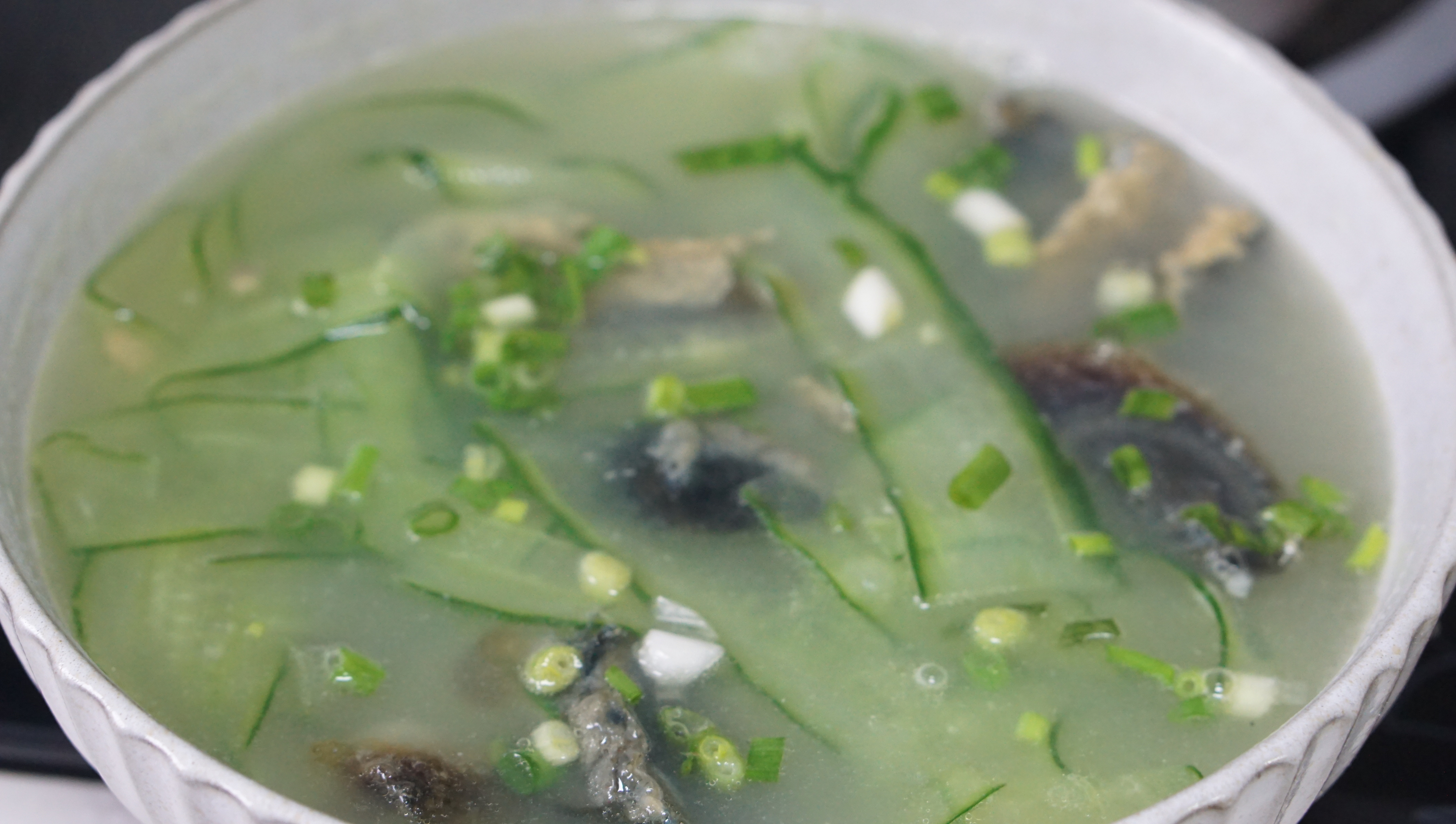 最后我们再来总结一下: 1.为什么要先把皮蛋和蒜一起煎一煎?