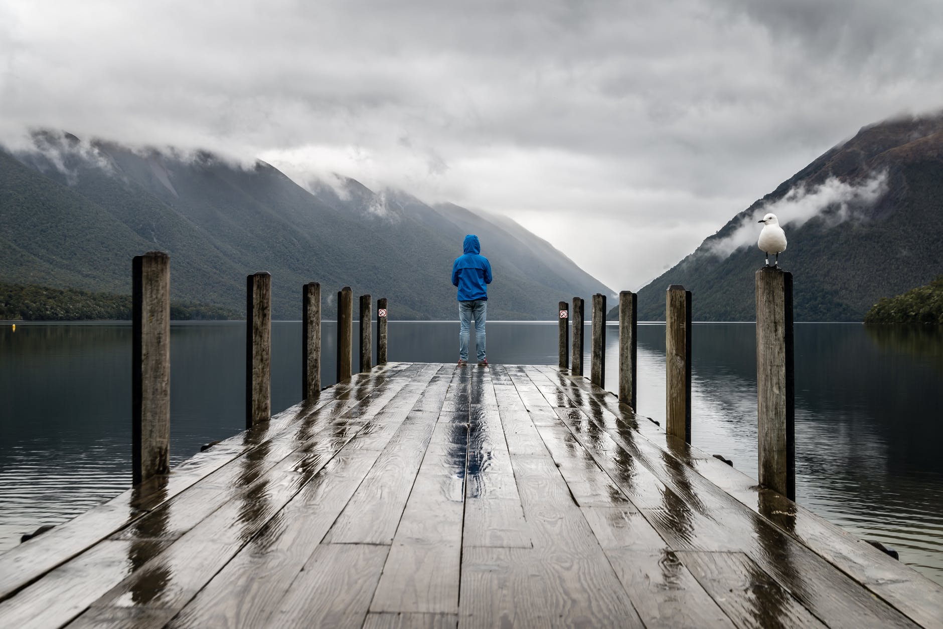 适合下雨天发的朋友圈心情说说一个人好累想你更累