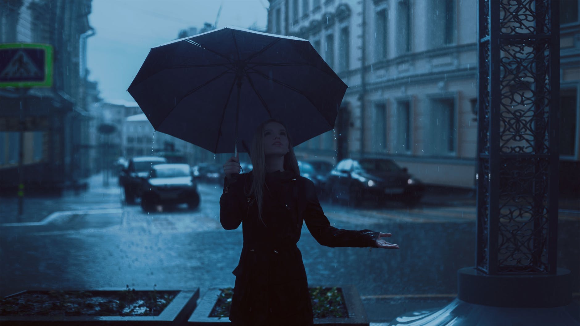 雨天一个人听雨图片图片