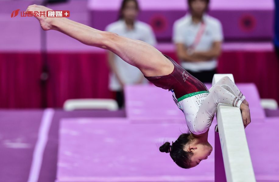 现场跟邹凯搭档的 是央视体育频道主持人,解说员陈滢