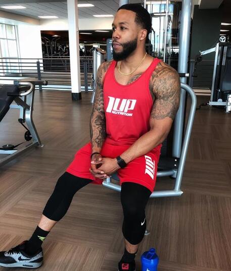 这是最小的黑人168个头健身房中显拘束苦练肌肉挽回尊严