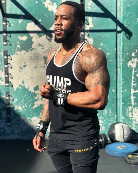 这是最小的黑人168个头健身房中显拘束苦练肌肉挽回尊严