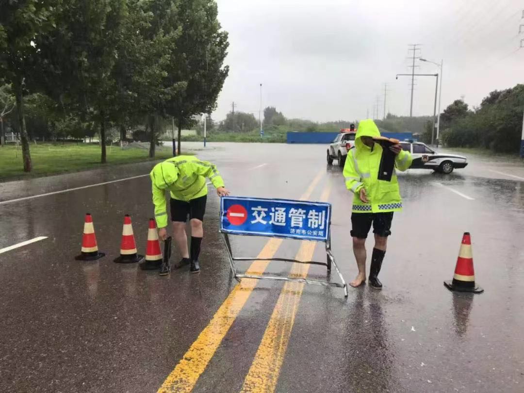 积水深,济南春秀路北头实行交通管制