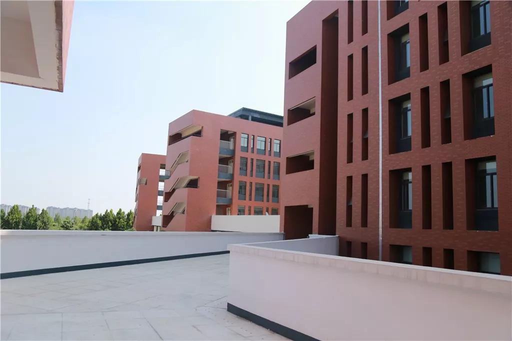 喜大普奔郑州一中国际航空港实验学校南校区今年开门迎新啦