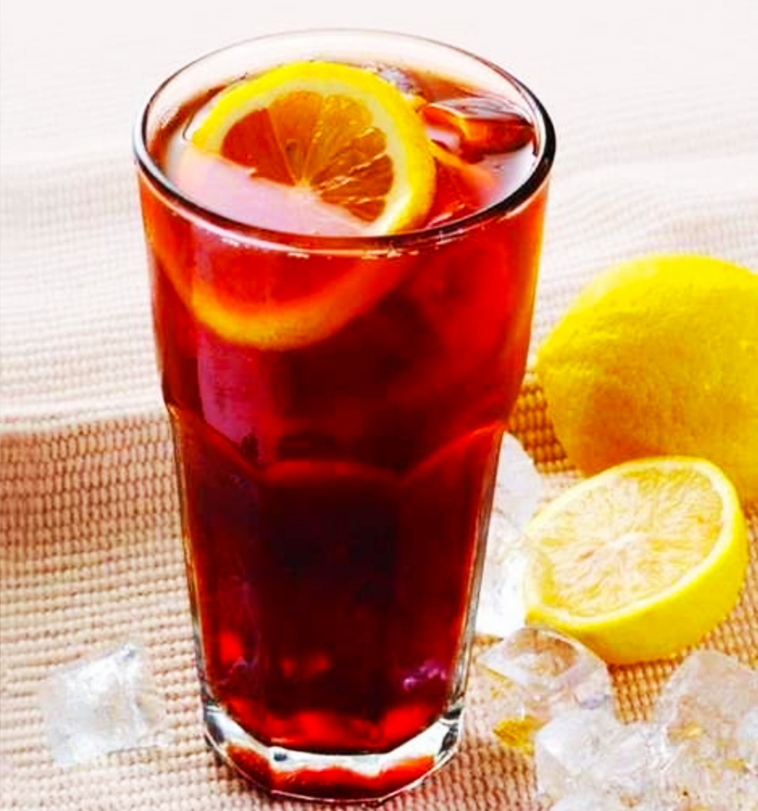 然后柠檬片放入;3,最后放入适量冰块,一份简单有新味的柠檬可乐冰就做