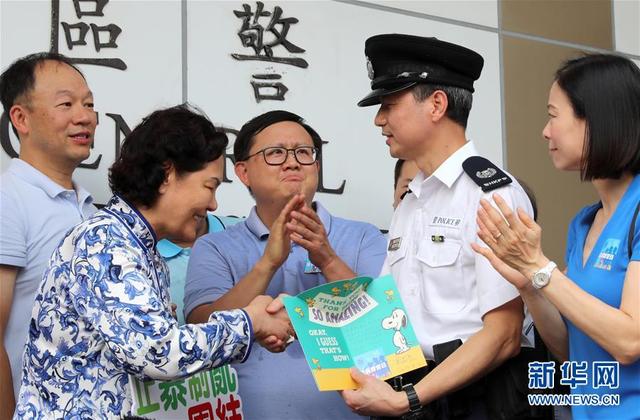 8月10日,在香港中區警署,香港市民前來為警察加油.