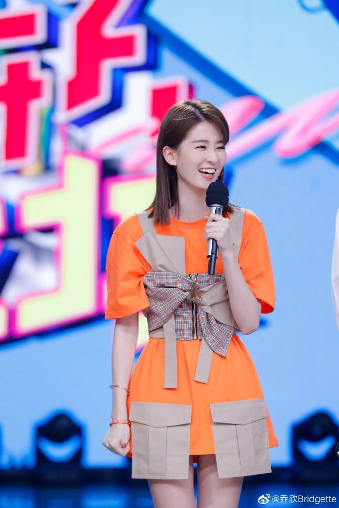 乔欣把我美到了橙色连衣裙配蝴蝶结腰封水蛇腰让我立刻想减肥