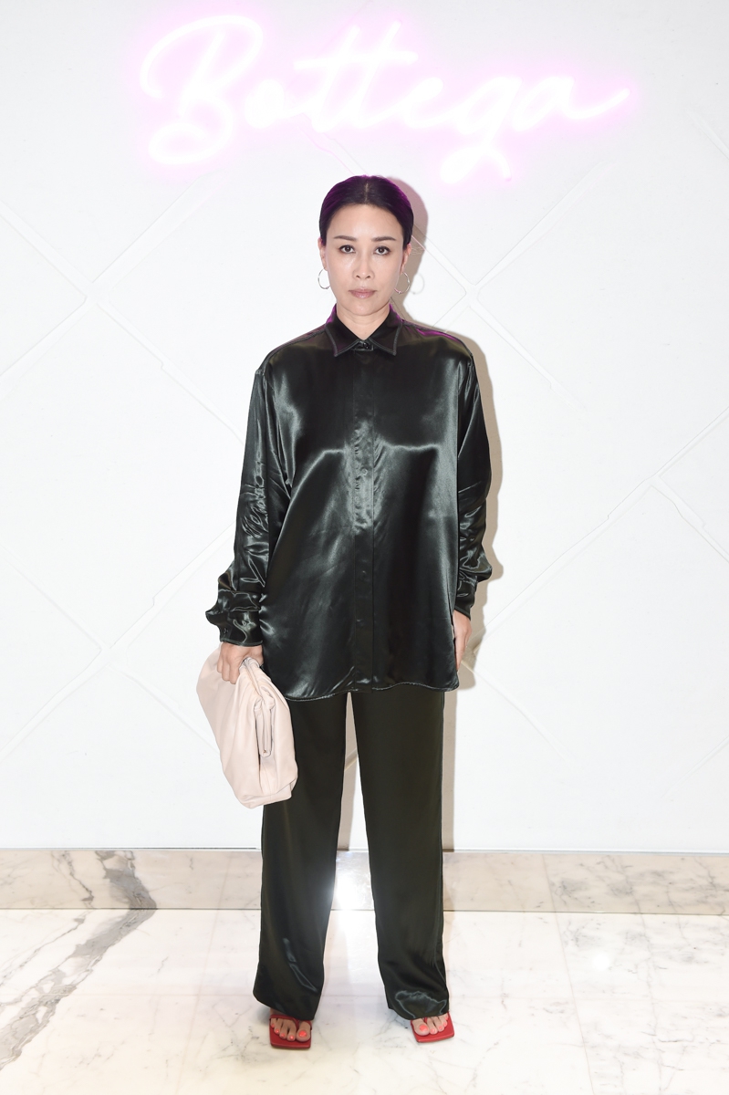 那英总算把自己穿老了绿色丝绸套装搭凉鞋妥妥的广场舞大妈