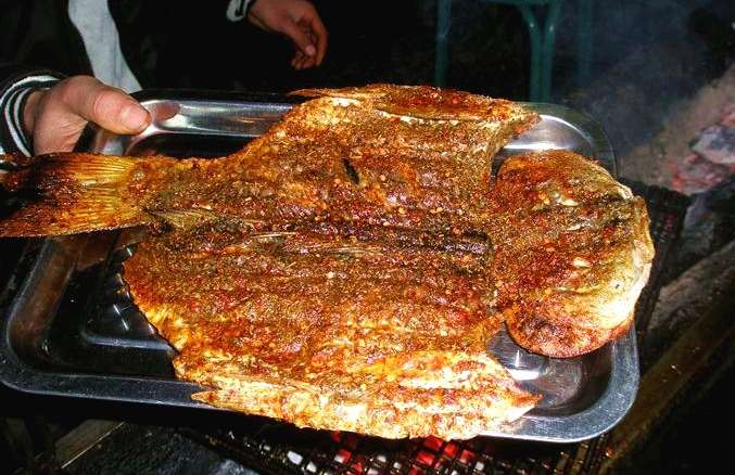 相信很多朋友在夏天里都没少吃烤鱼,烧烤摊上的烤鱼,一般都是将鱼烤到