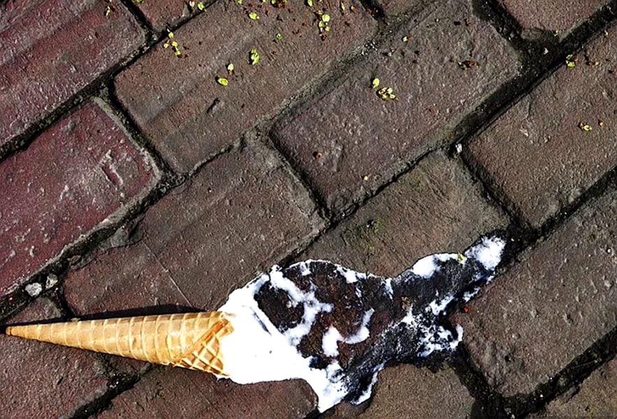 第一种,刚拆开了冰激凌就掉地上了