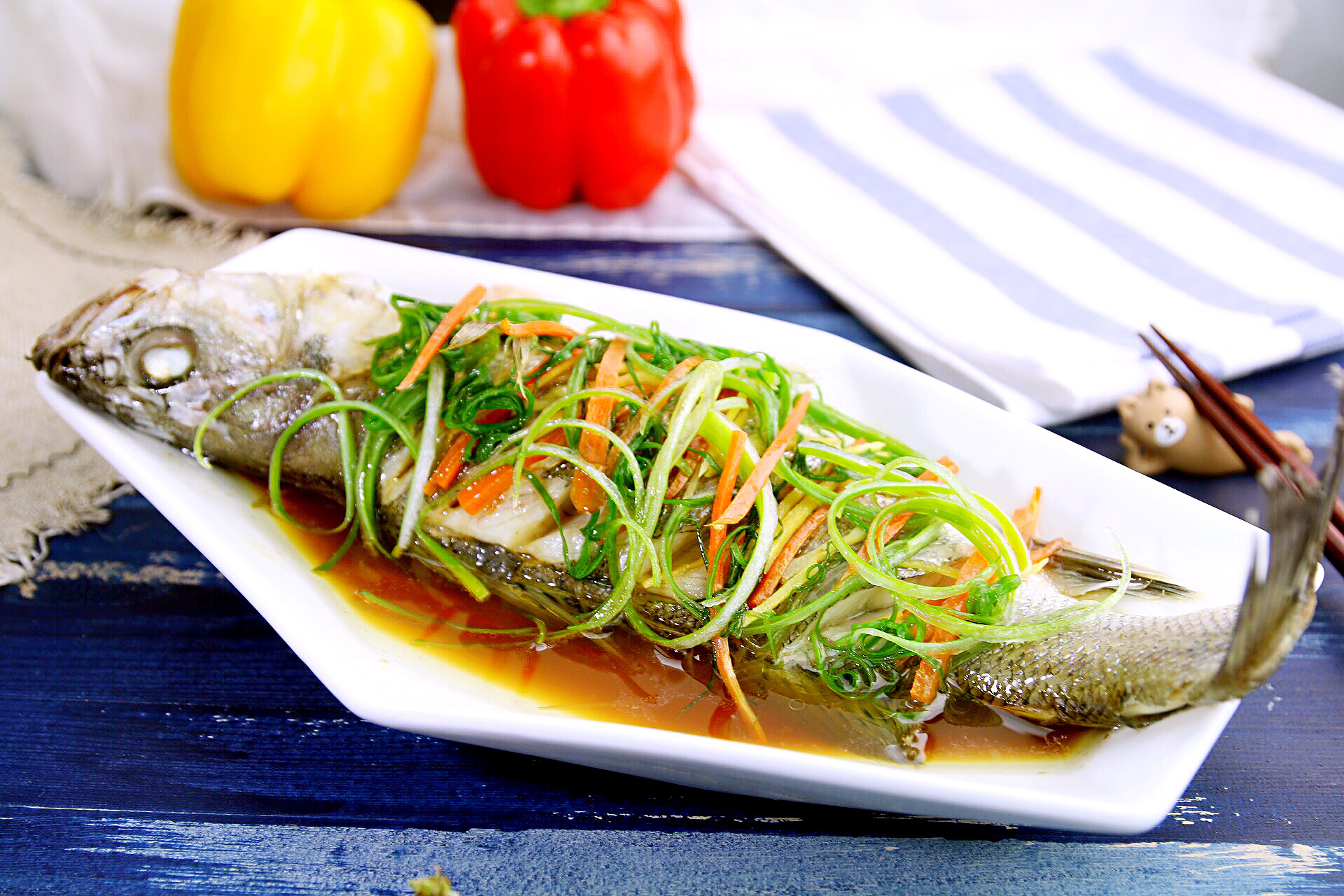 做法:第一步:准备食材调料,海鲈鱼/料酒 / 生姜 / 胡萝卜丝 / 大葱