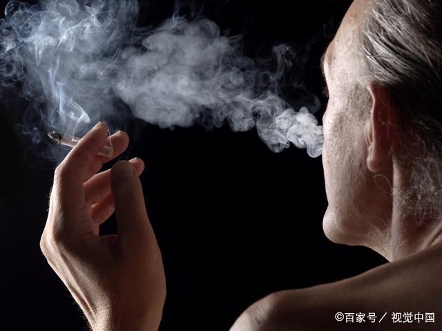 有些人觉得吸烟提神,所以熬夜的时候会大量的抽烟,其实这样对身体一点