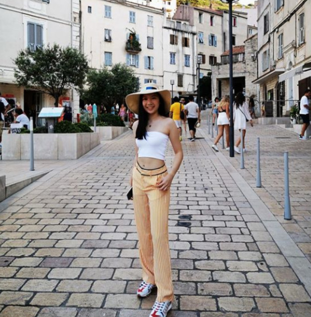 甄子丹1家4口出游照38岁汪诗诗气质在线15岁女儿大长腿超吸睛