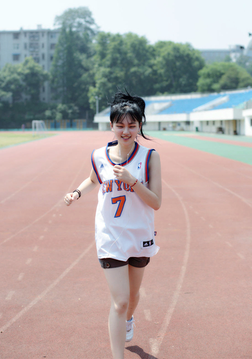 创新夏日休闲运动风,做能量满满的球衣女孩