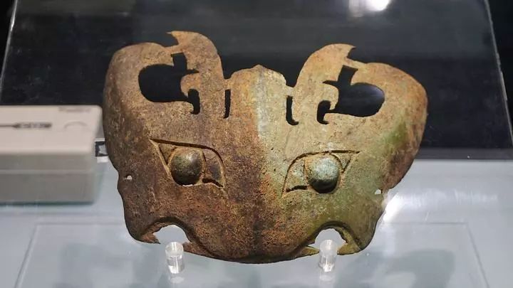 盘龙城遗址第一件金器出土绿松石镶