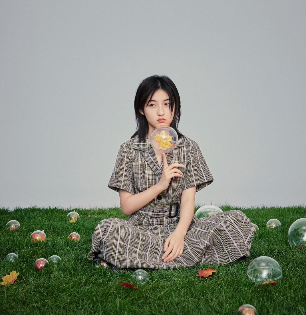 18岁张子枫越来越洋气颠覆少女印象拍大片完美驾驭轻熟混搭风